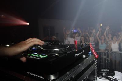 Terrasse en bois avec pergola, mobilier de jardin et façade vitrée donnant sur un espace intérieur moderne.