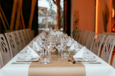 Terrasse en bois avec pergola, mobilier de jardin et façade vitrée donnant sur un espace intérieur moderne.