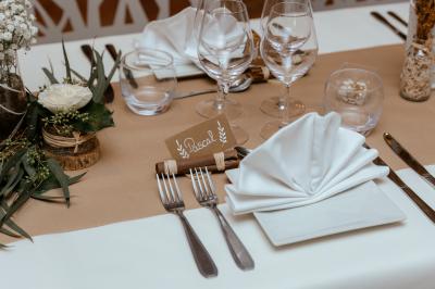 Terrasse en bois avec pergola, mobilier de jardin et façade vitrée donnant sur un espace intérieur moderne.