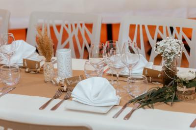 Terrasse en bois avec pergola, mobilier de jardin et façade vitrée donnant sur un espace intérieur moderne.