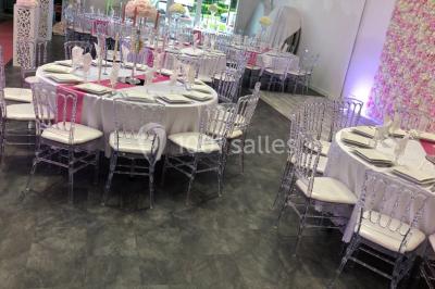 Cuillères transparentes disposées en cercle sur une assiette noire, remplies de semoule garnie de légumes et herbes.