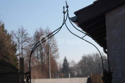 Salle lumineuse avec tables décorées de nappes blanches et chemins de table verts, prête pour un événement.