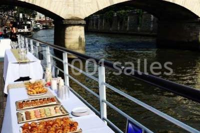 Personnes dansant dans une salle faiblement éclairée avec des lumières colorées créant une ambiance festive.