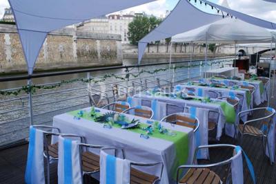 Personnes dansant dans une salle faiblement éclairée avec des lumières colorées créant une ambiance festive.