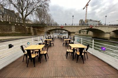 Personnes dansant dans une salle faiblement éclairée avec des lumières colorées créant une ambiance festive.