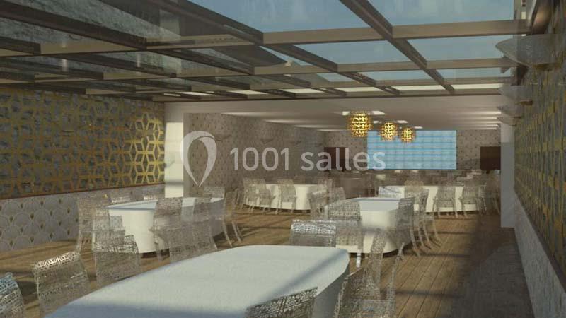 Salle de restaurant lumineuse avec des tables rondes, des chaises transparentes et un plafond en verre laissant passer la…