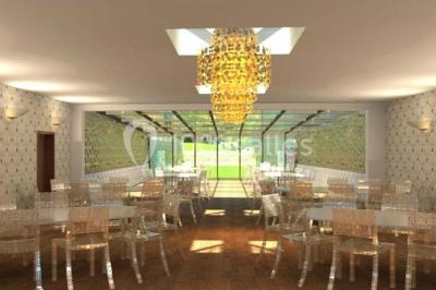 Chambre avec lit double, fauteuil, lampadaire et porte en bois, décorée dans un style sobre et lumineux.