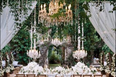 Chambre avec lit double, fauteuil, lampadaire et porte en bois, décorée dans un style sobre et lumineux.