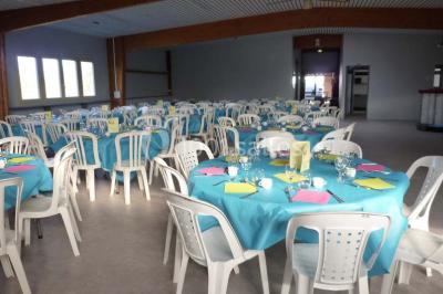 Bar avec éclairage rouge, comptoir en bois, étagères avec verres et décorations, ambiance tamisée.