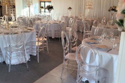 Bar avec éclairage rouge, comptoir en bois, étagères avec verres et décorations, ambiance tamisée.