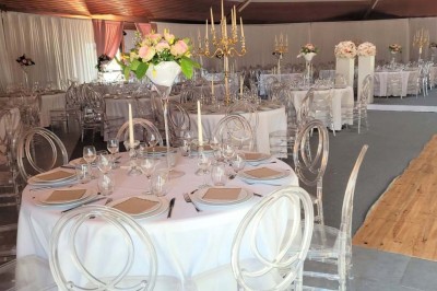 Bar avec éclairage rouge, comptoir en bois, étagères avec verres et décorations, ambiance tamisée.