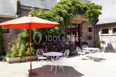 Miniature Location salle Gouesnou (Finistère) - La Cour des Grands #3 Allée bordée de buis en pots et d'un mur en pierre, avec pelouse et arbres en arrière-plan.