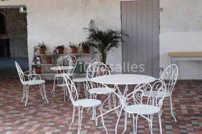 Miniature Location salle Gouesnou (Finistère) - La Cour des Grands #7 Allée bordée de buis en pots et d'un mur en pierre, avec pelouse et arbres en arrière-plan.
