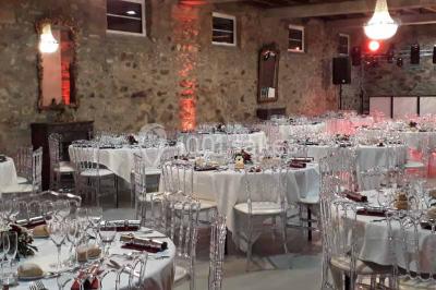 Miniature Location salle Gouesnou (Finistère) - La Cour des Grands #14 Allée bordée de buis en pots et d'un mur en pierre, avec pelouse et arbres en arrière-plan.