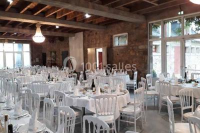 Miniature Location salle Gouesnou (Finistère) - La Cour des Grands #15 Allée bordée de buis en pots et d'un mur en pierre, avec pelouse et arbres en arrière-plan.