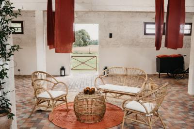 Miniature Location salle Gouesnou (Finistère) - La Cour des Grands #6 Allée bordée de buis en pots et d'un mur en pierre, avec pelouse et arbres en arrière-plan.