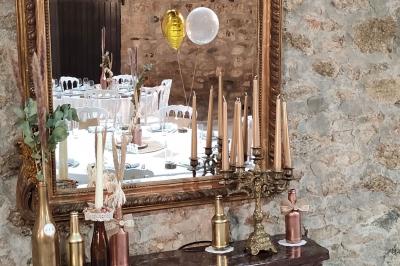 Miniature Location salle Gouesnou (Finistère) - La Cour des Grands #17 Allée bordée de buis en pots et d'un mur en pierre, avec pelouse et arbres en arrière-plan.