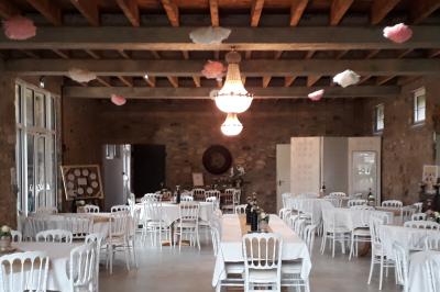 Miniature Location salle Gouesnou (Finistère) - La Cour des Grands #19 Allée bordée de buis en pots et d'un mur en pierre, avec pelouse et arbres en arrière-plan.