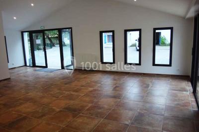 Un jardin verdoyant avec pelouse, arbres, arbustes et une charrette ancienne près d'un abri en bois.