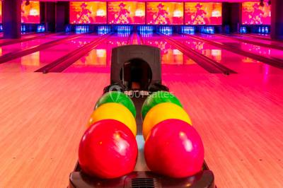 Entrée d'un espace moderne avec éclairage bleu, tapis rouge et panneau lumineux affichant un logo.