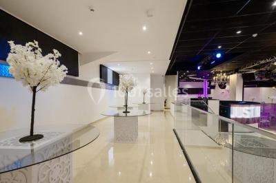 Assiette composée de riz safrané garni d'amandes et raisins secs, jarret d'agneau en sauce et accompagnements.