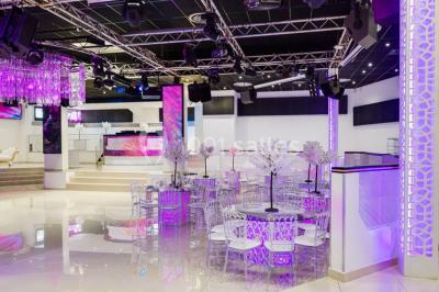 Assiette composée de riz safrané garni d'amandes et raisins secs, jarret d'agneau en sauce et accompagnements.