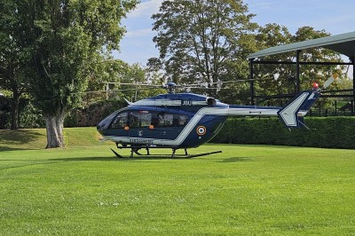 Cérémonie de mariage en plein air avec des jets de fumée colorée orange et jaune en arrière-plan.