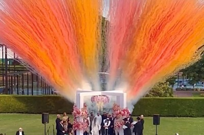 Cérémonie de mariage en plein air avec des jets de fumée colorée orange et jaune en arrière-plan.