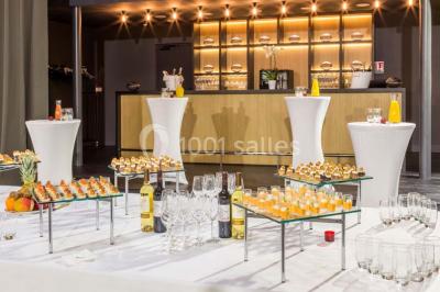 Dessert en forme de cœur au chocolat sur une assiette blanche, accompagné de coulis rouge et d'une verrine en arrière-plan.