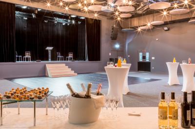 Dessert en forme de cœur au chocolat sur une assiette blanche, accompagné de coulis rouge et d'une verrine en arrière-plan.