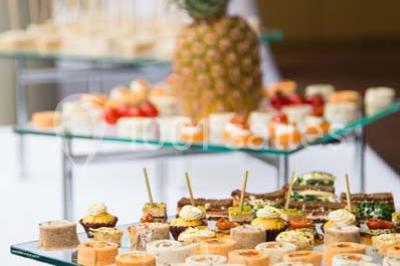Mousse orange servie dans un verre, décorée d'un physalis et d'un segment de pamplemousse, posée sur une napperon blanc.