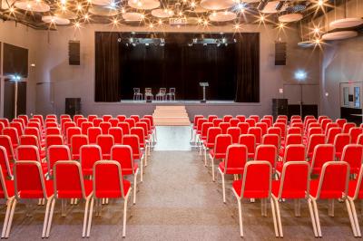 Mousse orange servie dans un verre, décorée d'un physalis et d'un segment de pamplemousse, posée sur une napperon blanc.
