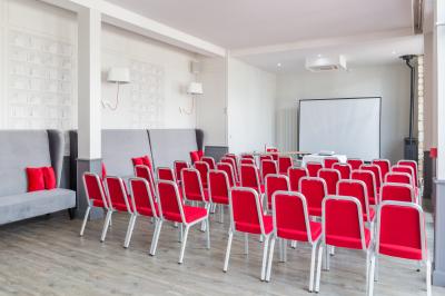 Mousse orange servie dans un verre, décorée d'un physalis et d'un segment de pamplemousse, posée sur une napperon blanc.