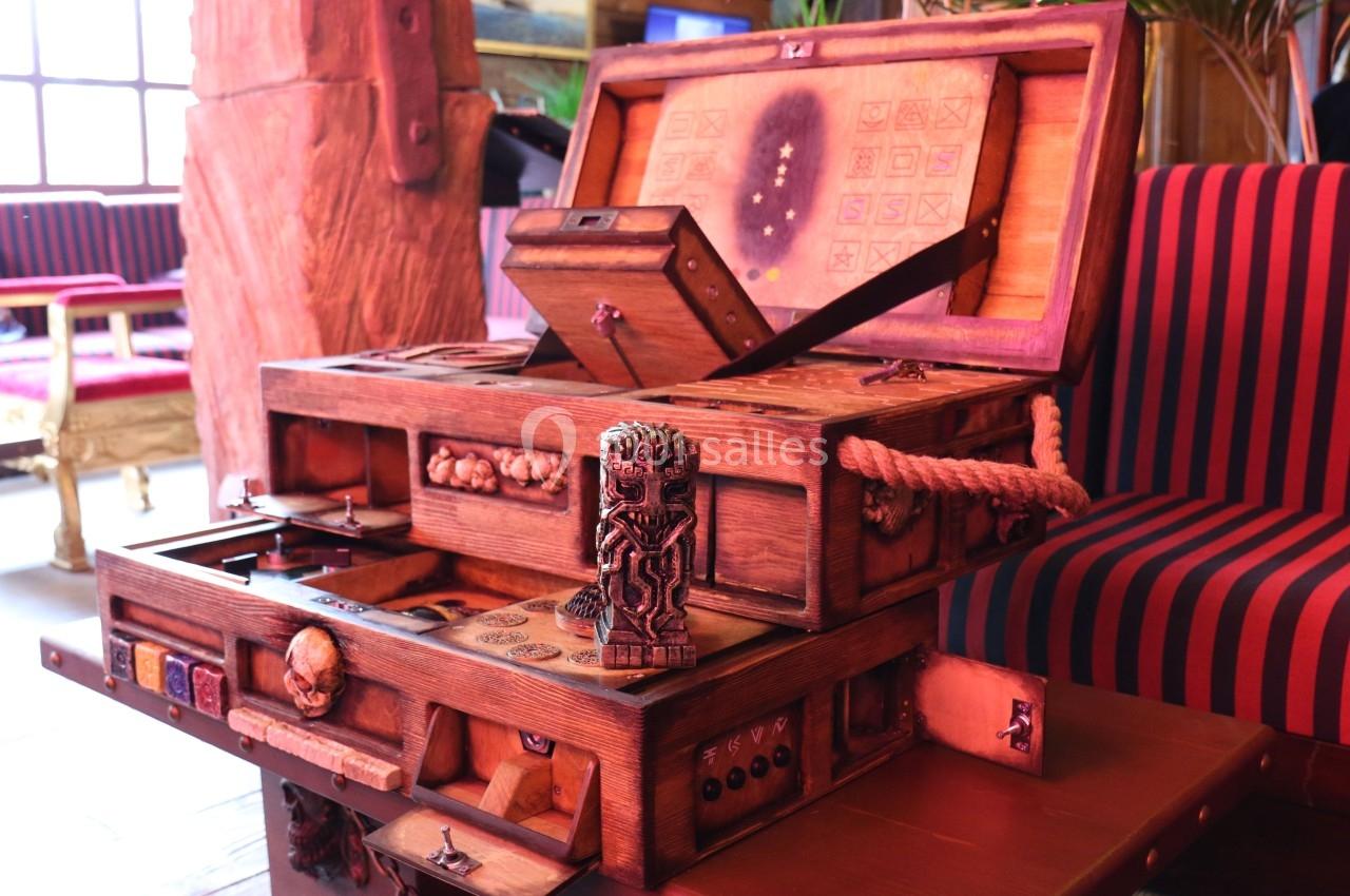 Coffret en bois sculpté avec des compartiments ouverts, des motifs décoratifs et des détails artisanaux.