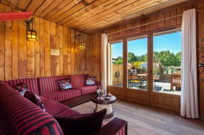 Vue nocturne d'un complexe de loisirs avec piscine illuminée, bâtiments thématiques et paysage urbain en arrière-plan.