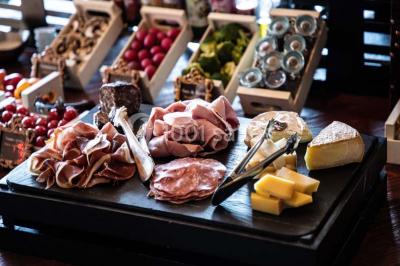Vue nocturne d'un complexe de loisirs avec piscine illuminée, bâtiments thématiques et paysage urbain en arrière-plan.