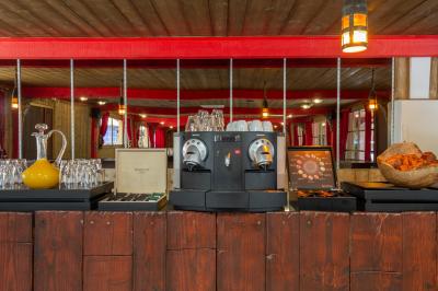 Vue nocturne d'un complexe de loisirs avec piscine illuminée, bâtiments thématiques et paysage urbain en arrière-plan.