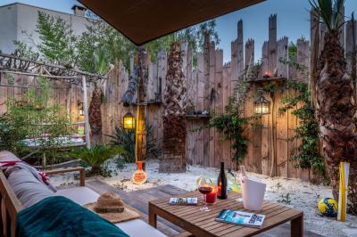 Vue nocturne d'un complexe de loisirs avec piscine illuminée, bâtiments thématiques et paysage urbain en arrière-plan.