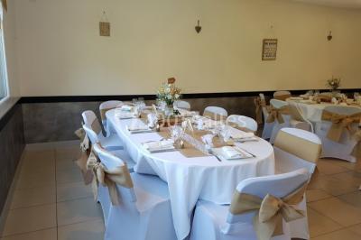 Paysage champêtre avec un étang entouré d'arbres, une barrière en bois au premier plan et un ciel dégagé.