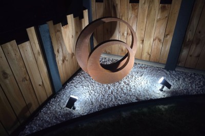 Miniature Location salle Romillé (Ille-et-Vilaine) - Domaine du Pont Sée #17 Allée extérieure pavée décorée pour une cérémonie, avec lanternes blanches ornées de fleurs jaunes et blanches.