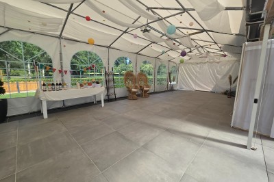 Miniature Location salle Romillé (Ille-et-Vilaine) - Domaine du Pont Sée #19 Allée extérieure pavée décorée pour une cérémonie, avec lanternes blanches ornées de fleurs jaunes et blanches.