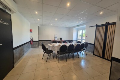 Miniature Location salle Romillé (Ille-et-Vilaine) - Domaine du Pont Sée #23 Allée extérieure pavée décorée pour une cérémonie, avec lanternes blanches ornées de fleurs jaunes et blanches.