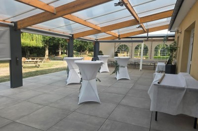 Miniature Location salle Romillé (Ille-et-Vilaine) - Domaine du Pont Sée #8 Allée extérieure pavée décorée pour une cérémonie, avec lanternes blanches ornées de fleurs jaunes et blanches.