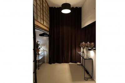 Espace intérieur lumineux avec un studio photo, canapé violet, table en bois et décoration moderne.