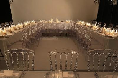 Espace intérieur lumineux avec un studio photo, canapé violet, table en bois et décoration moderne.