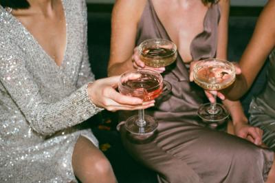 Espace intérieur lumineux avec un studio photo, canapé violet, table en bois et décoration moderne.