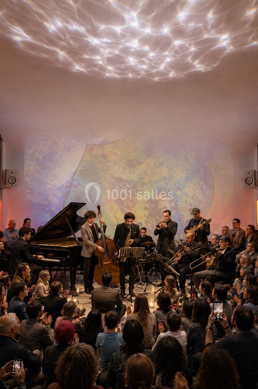 Un groupe de musiciens joue devant un public dans une salle avec des projections lumineuses au plafond.