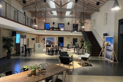 Montgolfière en cours de gonflage sur une pelouse, avec un manoir en arrière-plan et des arbres environnants.