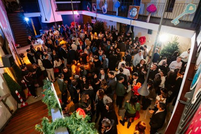 Montgolfière en cours de gonflage sur une pelouse, avec un manoir en arrière-plan et des arbres environnants.