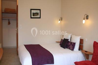 Un jardin avec pelouse, arbres variés et un lampadaire, éclairé par une lumière douce du matin.